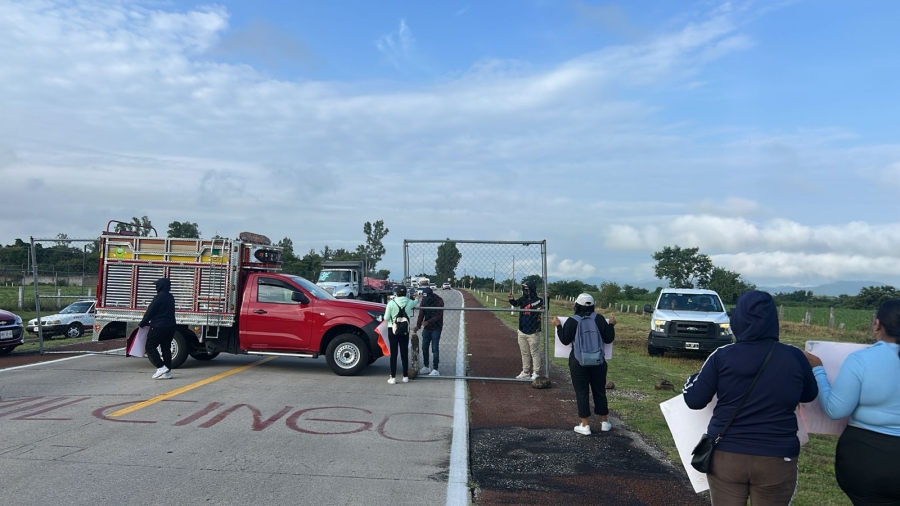 Bloquean autopista Siglo XXI en protesta por presunta asignación irregular de plazas de maestros