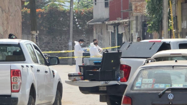  La mujer fue acribillada mientras caminaba por la calle.