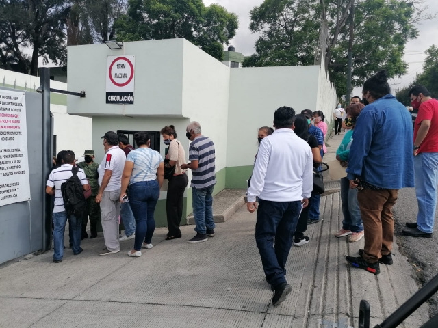 Fila para vacunación en el Hospital Militar, al norte de Cuernavaca