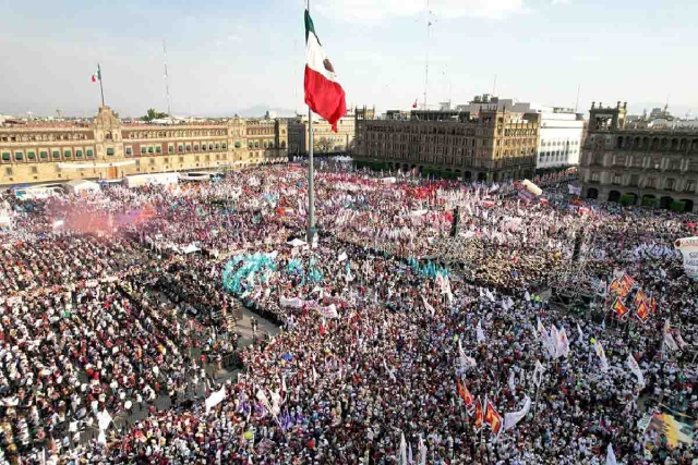 Los simpatizantes de la coalición abarrotaron el zócalo.