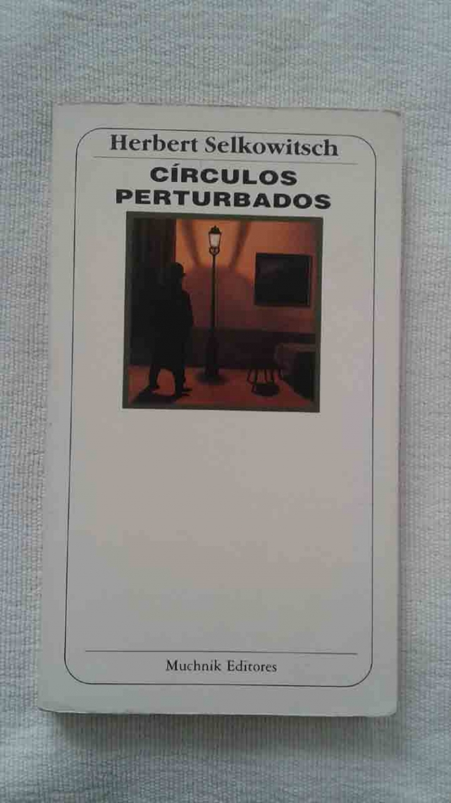 Círculos perturbados fue publicada originalmente en 1987, tras cuarenta años de haber permanecido guardada. La edición de Muchnik es de 197 páginas. 