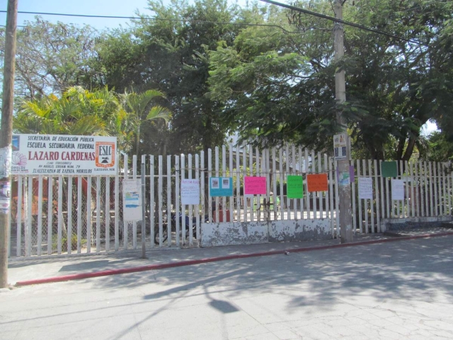  Padres de familia protestaron porque tienen riesgo de quedarse sin energía eléctrica y las autoridades educativas aseguraron que no hay ninguna obra pendiente en el plantel.