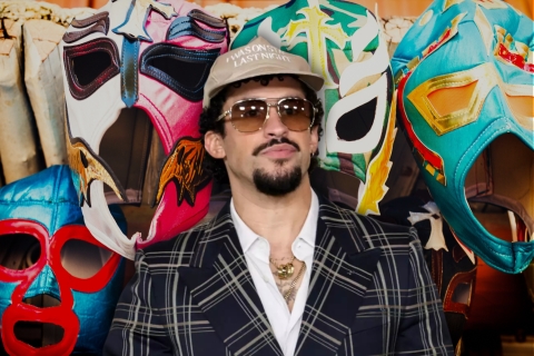 Bad Bunny sorprende al asistir enmascarado a funci&oacute;n de lucha libre en la Arena M&eacute;xico