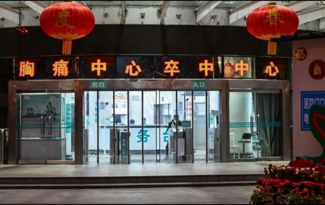 Reportan al menos 21 muertos por incendio en un hospital de China