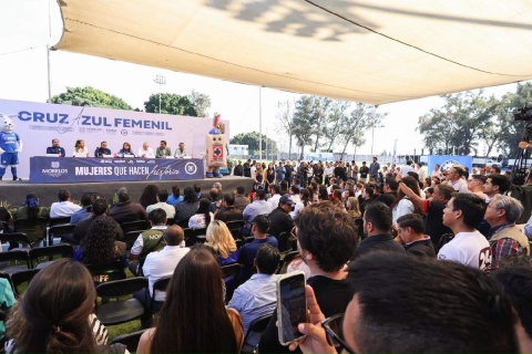 La gobernadora de Morelos y la directiva de Cruz Azul realizaron el anuncio oficial en el Estadio Centenario. 