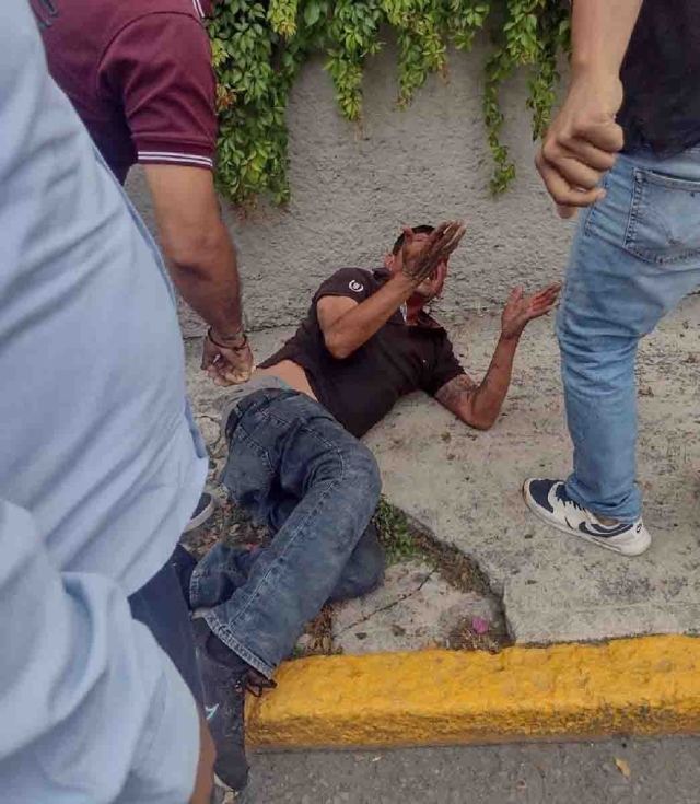 El individuo resultó con diversas lesiones a causa de los golpes que recibió.