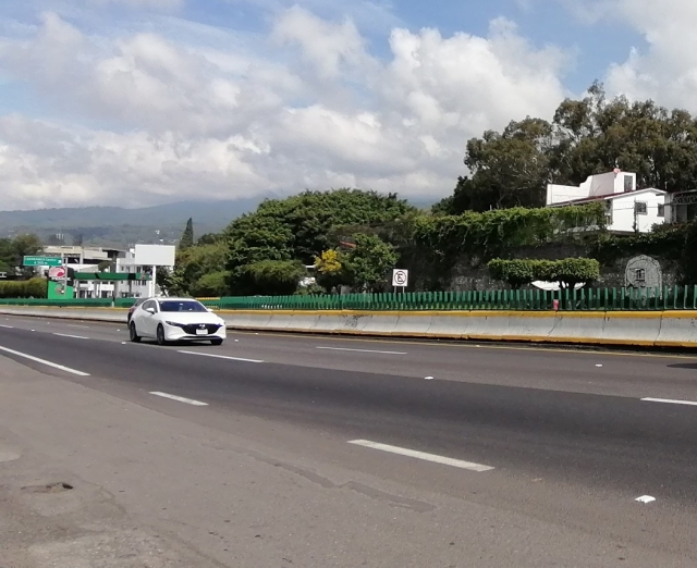 En este fin de semana largo, obedezca las señales de tránsito en carreteras: SICT