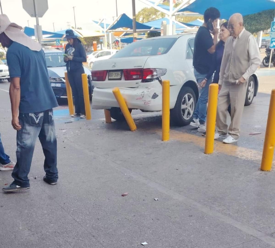 El automóvil resultó con daños en la parte trasera de la carrocería.