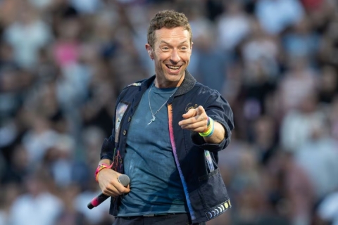 Chris Martin lanza indirecta en concierto tras polémica con la Kiss Cam