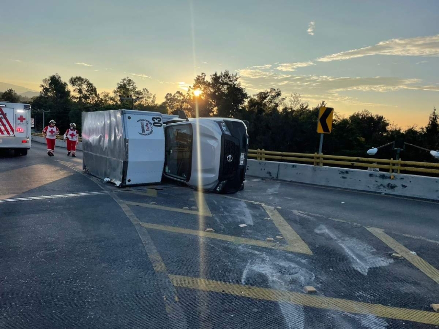 La volcadura causó tráfico vehicular en la zona.