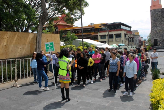 Los trabajadores del palacio de gobierno fueron desalojados en orden.