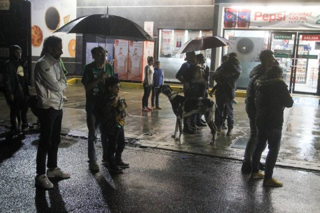 Vecinos de la colonia Juárez salieron a las calles debido al sismo de 7.1 que se sintió en la Ciudad de México este martes 7 de septiembre de 2021.