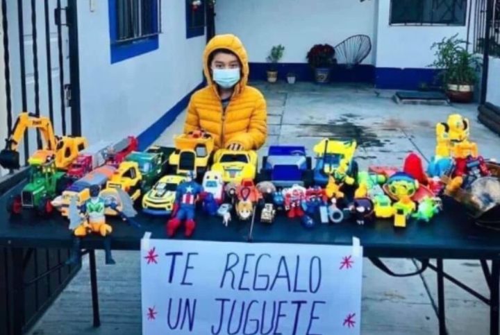 Pequeño regala sus juguetes a otros niños.