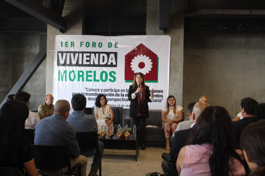 Margarita González Saravia participó ayer en un foro sobre vivienda en la UAEM. 