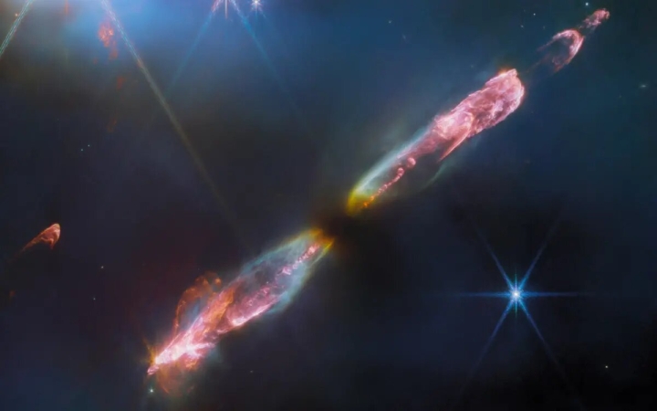 Telescopio Webb capta flujo supersónico de una estrella joven
