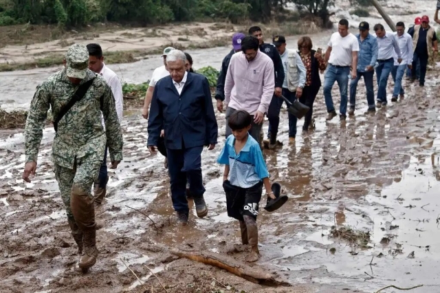 AMLO cruza a pie tramo carretero durante su viaje a Acapulco