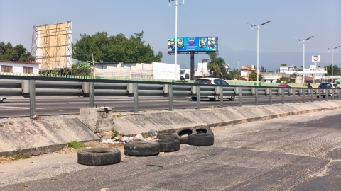 #AlertaVial Neum&aacute;ticos en lateral del paso expr&eacute;s