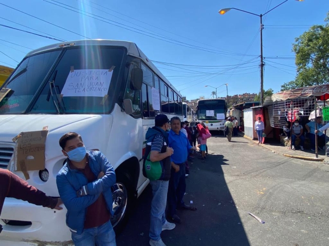 Bloqueo en andén de autobuses Ometochtli en mercado ALM