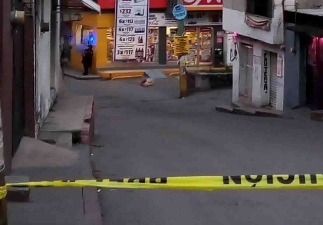 La víctima quedó tendida en el estacionamiento de la tienda.