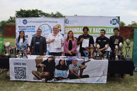 Gerardo Guzmán, propietario del Club Jaguares Cuernavaca, y Francisco Espinosa, rector de la Uninter, muestran el convenio firmado durante la conferencia de prensa.