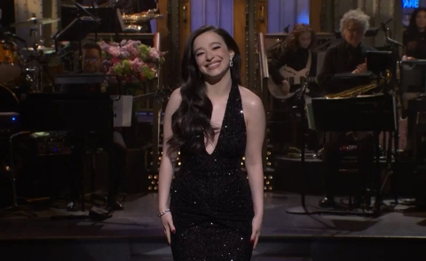 Mikey Madison debuta en SNL con humor y un inesperado Calamardo