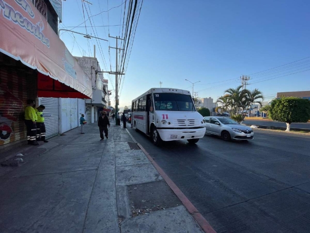 Las dos personas quedaron tendidas junto a la “ruta”.