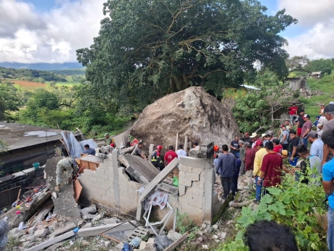 Deslizamiento de piedras sobre vivienda en Huajintlán, en Amacuzac; tres personas fallecieron