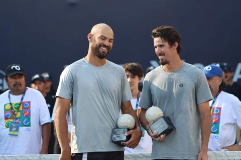 El estadounidense Alfredo Pérez, y Herbert Jody Maginley, de Antigua y Barbuda, festejaron su triunfo en la final de dobles.