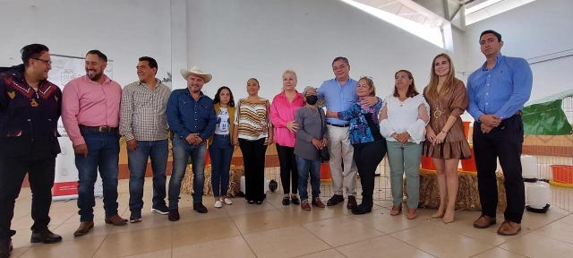 Entrega Gobierno de Jiutepec apoyos a 100 artesanos y a 80 avicultores