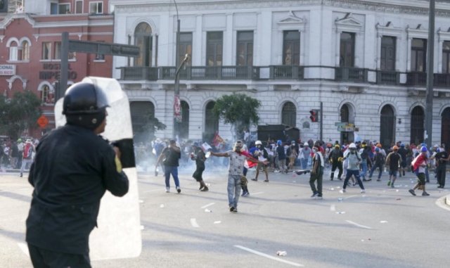 El Congreso de Perú rechaza adelantar elecciones este año