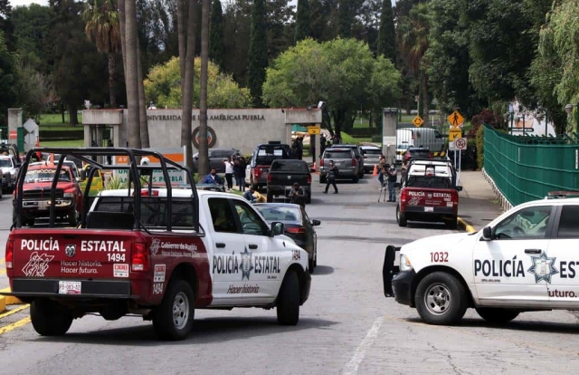 Policías toman las instalaciones de la Universidad de las Américas Puebla.