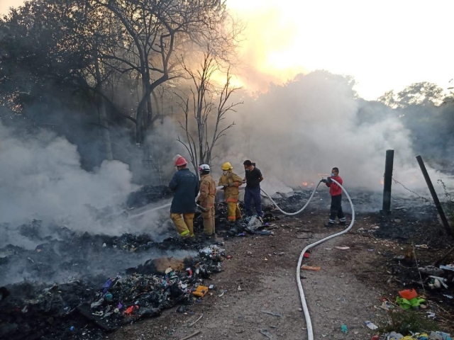   Los trabajos para sofocar el fuego se prolongaron durante alrededor de dos horas.