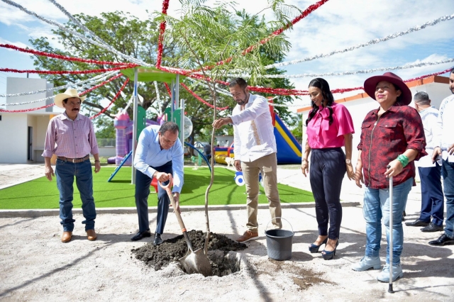 Acude gobernador a la inauguración del parque Benito Juárez, en Coatlán del Río