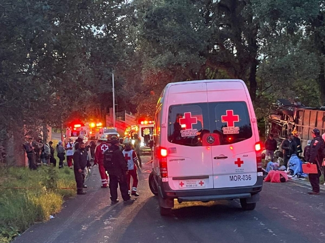 Decenas de paramédicos y rescatistas llegaron al lugar del hecho.