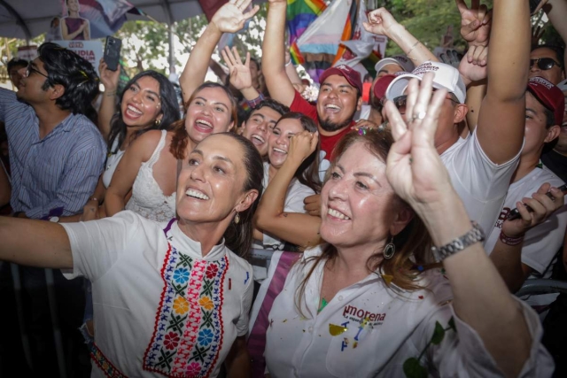 La aspirante presidencial Claudia Sheinbaum acompañó a Margarita González Saravia en el inicio de su campaña en el zócalo de Cuernavaca.