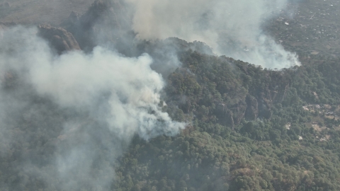 Incendio forestal en paraje &#039;Las tirolesas&#039; de Santo Domingo Ocotitlán, en Tepoztlán