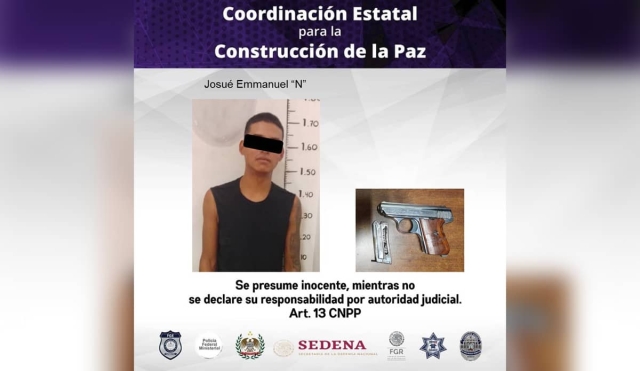 Joven detenido en posesión de droga y pistola de utilería