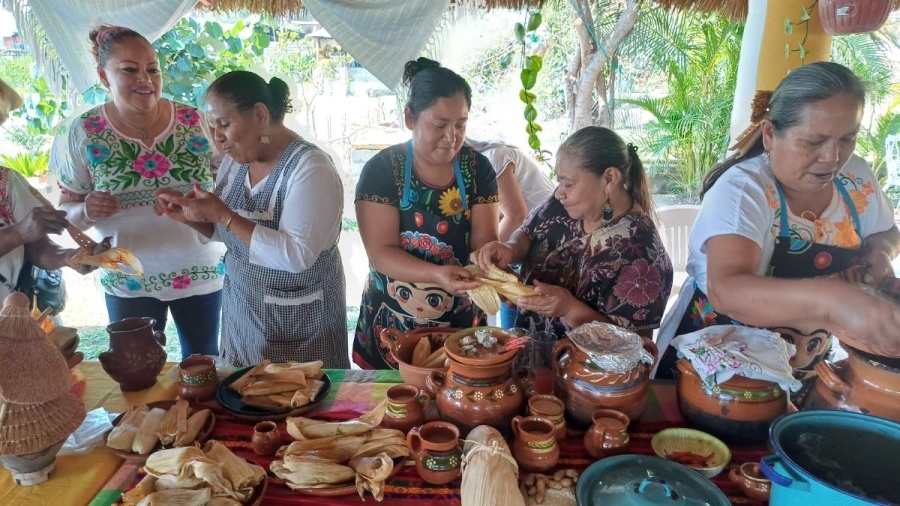 Cocineras tradicionales compartieron recetas de algunos platillos.