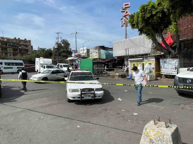 El hombre quedó recargado sobre un puesto.