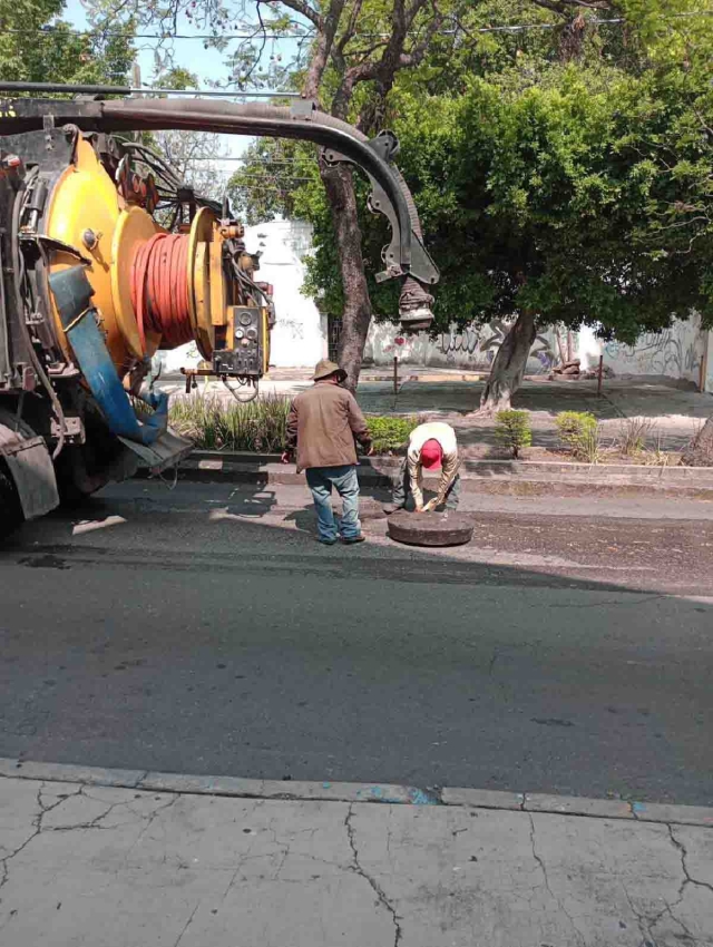 Vecinos de Gualupita cierran calles para reclamar agua potable