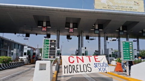 Se manifiestan integrantes de CNTE; &#039;liberan&#039; caseta de Ahuehuetzingo