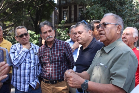 Representantes de taxistas dieron pormenores sobre la falta de regularización vehicular en el gremio. 