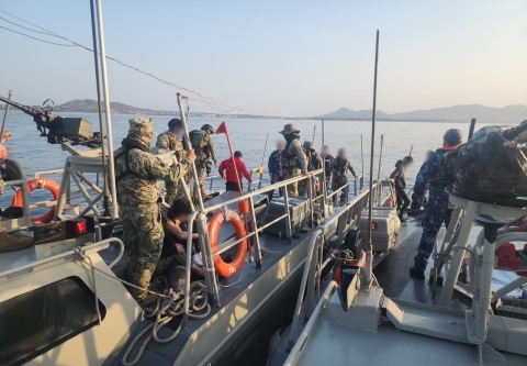 Marina detiene a ocho personas y asegura arsenal en Puerto Vallarta