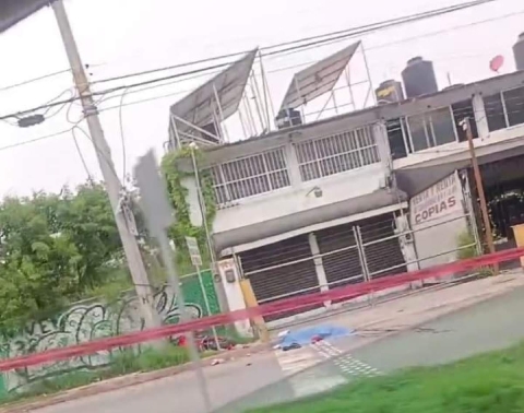 Fallece motociclista al derrapar