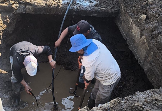 Contin&uacute;a SAPAC trabajos de reparaci&oacute;n de fuga en calle Madero de la colonia Miraval