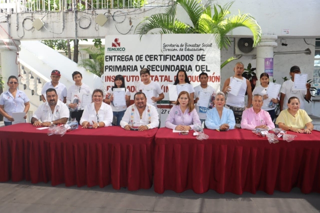 El INEEA y Temixco entregan certificados