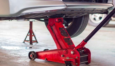 ¿Dónde colocar el gato hidráulico al cambiar una llanta? Estos errores pueden dañar tu coche