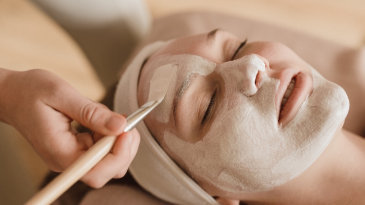 Dile adiós a las ojeras con esta mascarilla casera de manzanilla y yogurt