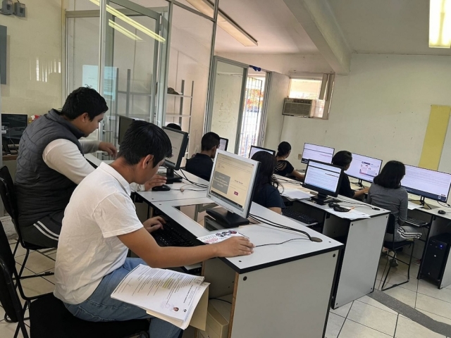 Sin incidentes, exámenes para ingreso a preparatoria