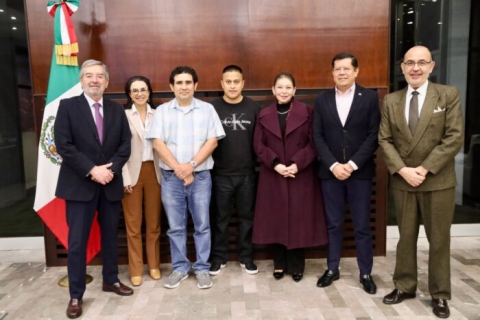 SRE recibe a dos mexicanos secuestrados por hutíes en Yemen